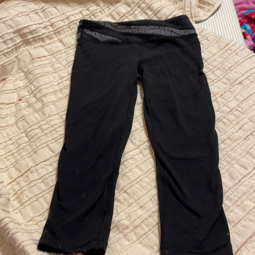 Girls ivivva leggings with small hole in leg
